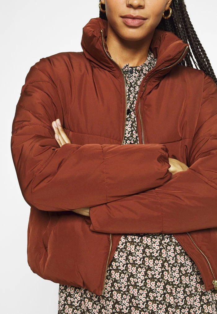JDYNEWERICA SHORT PADDED JACKET - Veste D'hiver - Cherry Mahogany 9 JDYNEWERICA SHORT PADDED JACKET - Veste D'hiver - Cherry Mahogany – Image 7