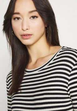 JDYFRANSISKA O NECK - T-shirt à Manches Longues - Black/white 11 JDYFRANSISKA O NECK - T-shirt à Manches Longues - Black/white -Promos JDY Boutique 13c4b9afbd35472ba8fd6fb0cd3d8102