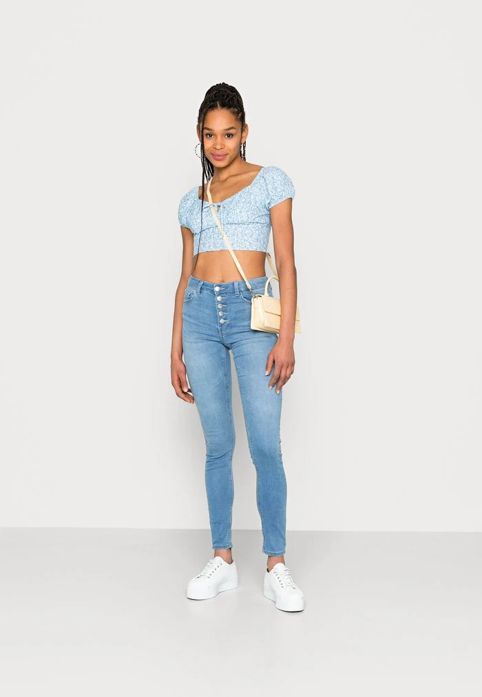 JDYNEWNIKKI LIFE BUTTON - Jeans Skinny - Light Blue Denim 4 JDYNEWNIKKI LIFE BUTTON - Jeans Skinny - Light Blue Denim – Image 2