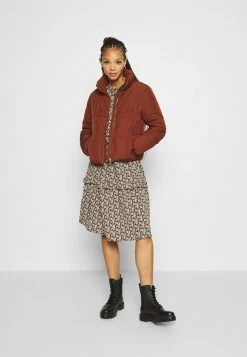 JDYNEWERICA SHORT PADDED JACKET - Veste D'hiver - Cherry Mahogany 11 JDYNEWERICA SHORT PADDED JACKET - Veste D'hiver - Cherry Mahogany -Promos JDY Boutique 1c05168ab26a425e9730f99b6ab1ea21
