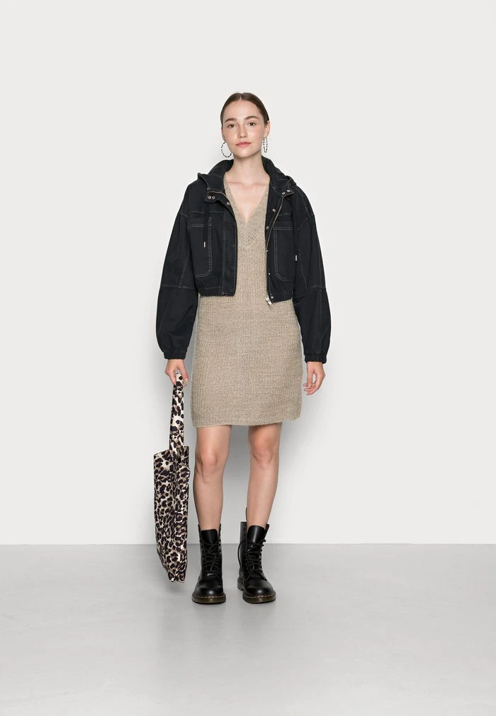 JDYWENDY V NECK DRESS - Robe Pull - Taupe 4 JDYWENDY V NECK DRESS - Robe Pull - Taupe – Image 2