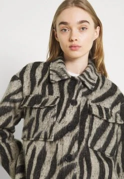 JDYLOLES ANIMAL SHIRT SHACKET - Veste Légère - Siple Taupe/black 11 JDYLOLES ANIMAL SHIRT SHACKET - Veste Légère - Siple Taupe/black -Promos JDY Boutique 3bb727e34bf84bc4bece0cc91c789b89