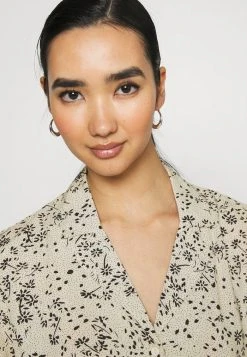 JDYSTARR LIFE SHIRT - Chemisier - Tapioca/black -Promos JDY Boutique 3faeda3572c14737892e67c9181b4517