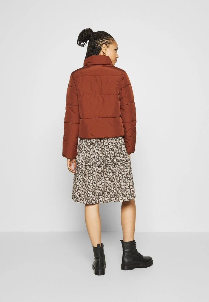 JDYNEWERICA SHORT PADDED JACKET - Veste D'hiver - Cherry Mahogany 5 JDYNEWERICA SHORT PADDED JACKET - Veste D'hiver - Cherry Mahogany – Image 3