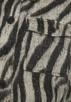 JDYLOLES ANIMAL SHIRT SHACKET - Veste Légère - Siple Taupe/black 13 JDYLOLES ANIMAL SHIRT SHACKET - Veste Légère - Siple Taupe/black -Promos JDY Boutique 52ad74149df5466e973af9b37f6b2a62