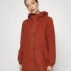 JDYHAZEL LONG - Parka - Metallic Red 2 JDYHAZEL LONG - Parka - Metallic Red -Promos JDY Boutique 53bcd95ffa714bf282b3e2d91fec9e79