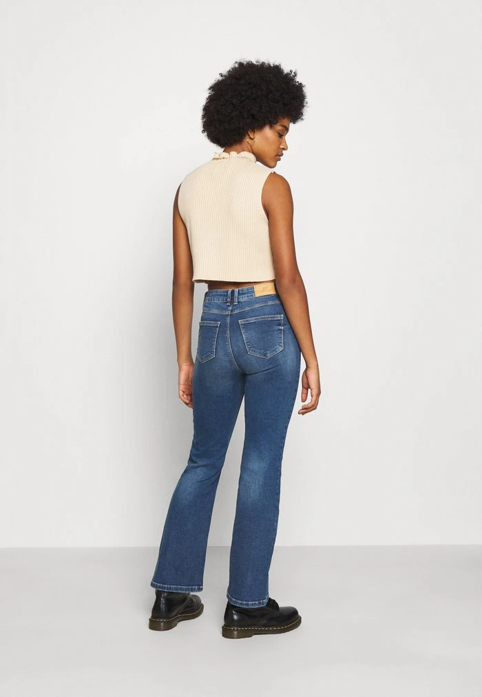 JDYNEWFLORA NEELA LIFE HGH FLARE - Jean Droit - Medium Blue Denim 5 JDYNEWFLORA NEELA LIFE HGH FLARE - Jean Droit - Medium Blue Denim – Image 3