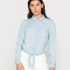 JDYJASPER LIFE KNOT - Blouse - Light Blue Denim 1 JDYJASPER LIFE KNOT - Blouse - Light Blue Denim -Promos JDY Boutique 75884a1b228949299aa6e9421b87b338
