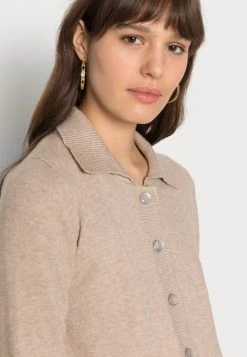 JDYMARCO COLLAR CARDIGAN - Gilet - Beige 11 JDYMARCO COLLAR CARDIGAN - Gilet - Beige -Promos JDY Boutique 852e8ee56cd04ab785f686b8863a7a36
