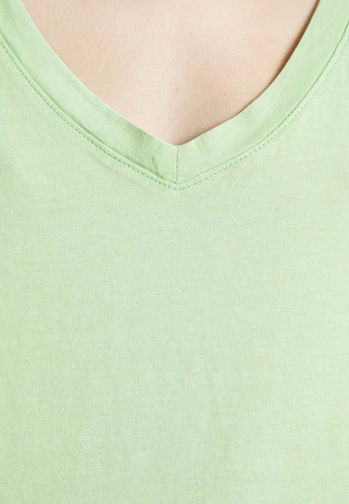 JDYFAROCK LIFE V NECK - T-shirt Basique - Basil 8 JDYFAROCK LIFE V NECK - T-shirt Basique - Basil – Image 6