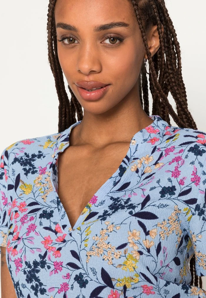 JDYLOTUS V NECK TOP - T-shirt Basique - Brunnera Blue 7 JDYLOTUS V NECK TOP - T-shirt Basique - Brunnera Blue – Image 5