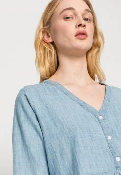 JDYDICTE CHAMBRAY DRESS - Robe De Jour - Blue Denim 11 JDYDICTE CHAMBRAY DRESS - Robe De Jour - Blue Denim -Promos JDY Boutique a1343549df1d48e2bcf0466fada715e5