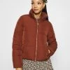 JDYNEWERICA SHORT PADDED JACKET - Veste D'hiver - Cherry Mahogany 2 JDYNEWERICA SHORT PADDED JACKET - Veste D'hiver - Cherry Mahogany -Promos JDY Boutique abd24c6b478d4d2eb30a9465a6286d74