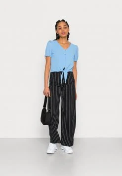 JDYTAYLOR - Blouse - Little Boy Blue 8 JDYTAYLOR - Blouse - Little Boy Blue -Promos JDY Boutique b1ce835c92a245b2a57d9e2a995bd063