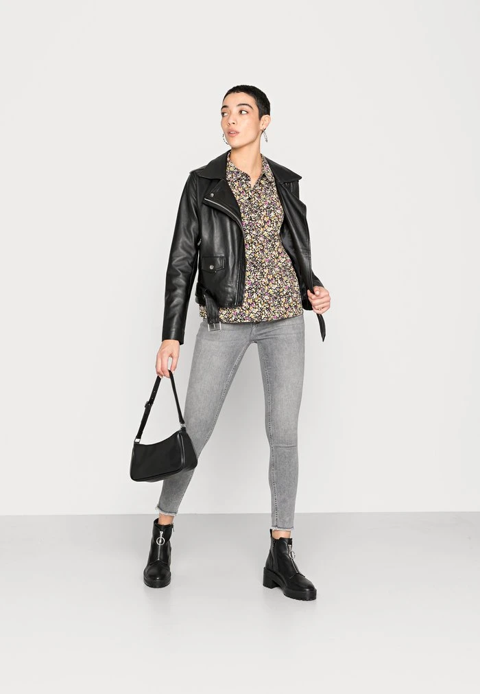 JDYBROOKE - Chemisier - Black With Chardonanny 4 JDYBROOKE - Chemisier - Black With Chardonanny – Image 2