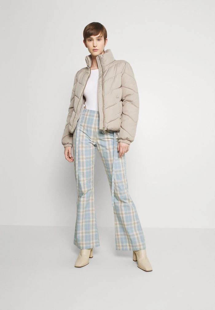 JDYFINNO - Veste D'hiver - Simply Taupe 4 JDYFINNO - Veste D'hiver - Simply Taupe – Image 2