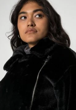 JDYFEDORA FUR BIKER JACKET - Manteau Classique - Black 11 JDYFEDORA FUR BIKER JACKET - Manteau Classique - Black -Promos JDY Boutique c644e2d89bfe4521b4fc261b79f5be66