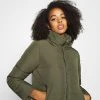 JDYNEWERICA SHORT PADDED JACKET - Veste D'hiver - Forest Night 1 JDYNEWERICA SHORT PADDED JACKET - Veste D'hiver - Forest Night -Promos JDY Boutique c6d2dab7f556437b9a8219d222a45acc