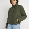 JDYNEWERICA SHORT PADDED JACKET - Veste D'hiver - Forest Night 1 JDYNEWERICA SHORT PADDED JACKET - Veste D'hiver - Forest Night -Promos JDY Boutique d2265772198446ae8788a76b5782bd75