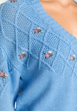 JDYALLY EMBROIDERY CARDIGAN - Gilet - Della Robbia Blue 11 JDYALLY EMBROIDERY CARDIGAN - Gilet - Della Robbia Blue -Promos JDY Boutique d89bbb97fcbb4f09ac64e1692e78cb58