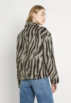 JDYLOLES ANIMAL SHIRT SHACKET - Veste Légère - Siple Taupe/black 10 JDYLOLES ANIMAL SHIRT SHACKET - Veste Légère - Siple Taupe/black -Promos JDY Boutique d9481a9f36f44066bc080354f8c97db0