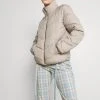 JDYFINNO - Veste D'hiver - Simply Taupe 1 JDYFINNO - Veste D'hiver - Simply Taupe -Promos JDY Boutique df8a320e47e14a90a53bdb95b2fdc0e8