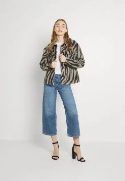 JDYLOLES ANIMAL SHIRT SHACKET - Veste Légère - Siple Taupe/black 9 JDYLOLES ANIMAL SHIRT SHACKET - Veste Légère - Siple Taupe/black -Promos JDY Boutique e3c09fd74adc45819b591bfb4d74d8fb