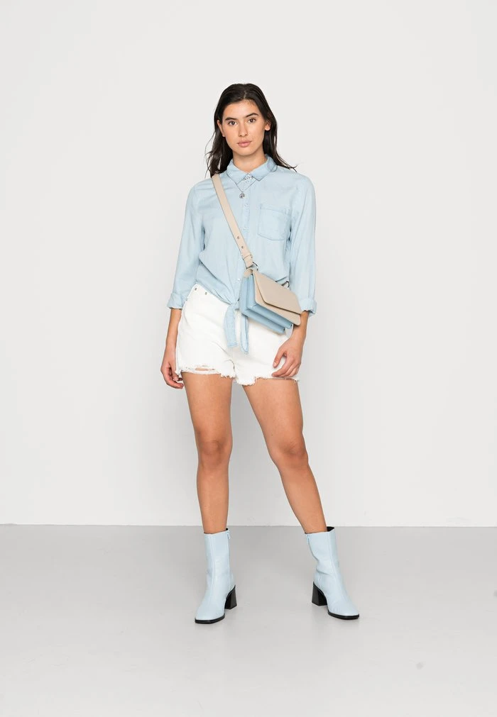 JDYJASPER LIFE KNOT - Blouse - Light Blue Denim 4 JDYJASPER LIFE KNOT - Blouse - Light Blue Denim – Image 2