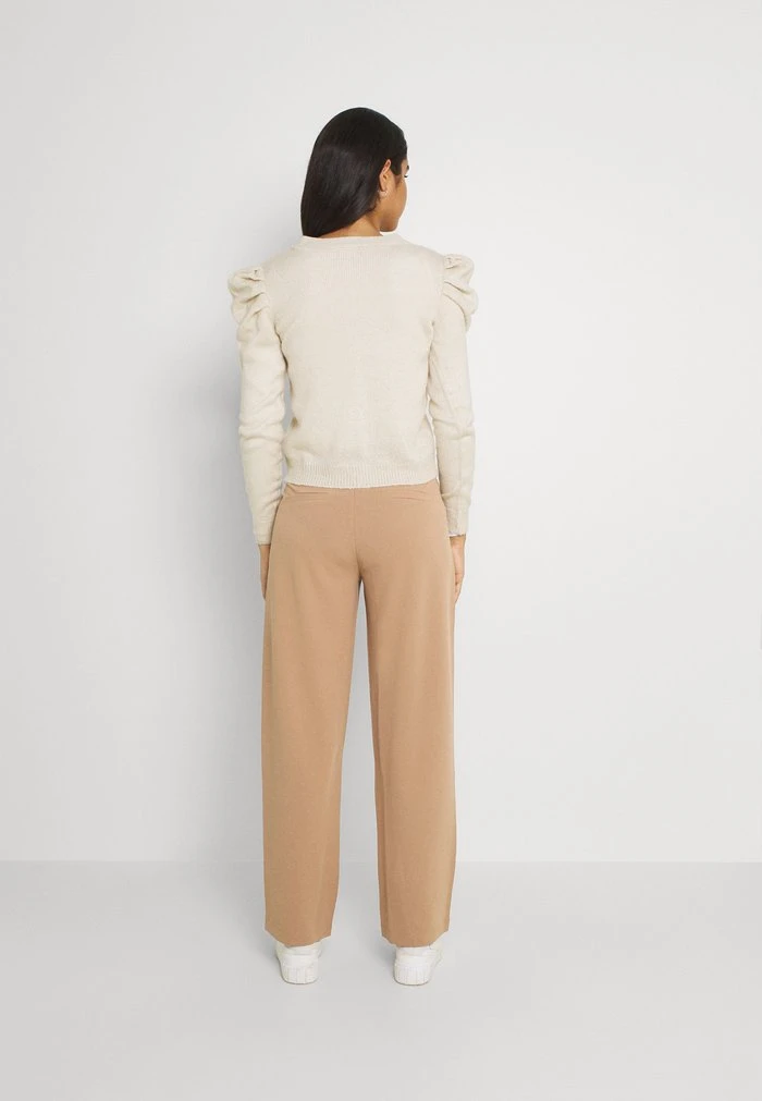 JDYCATIA LANEY WIDE PANT - Pantalon Classique - Chanterelle 5 JDYCATIA LANEY WIDE PANT - Pantalon Classique - Chanterelle – Image 3