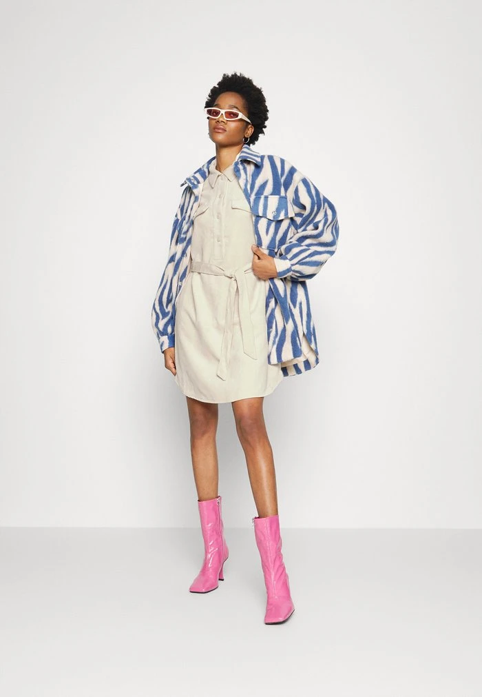 JDYINGE DRESS - Robe Chemise - Moonbeam 4 JDYINGE DRESS - Robe Chemise - Moonbeam – Image 2